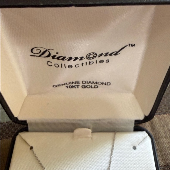 Diamond Collectibles 10kt Gold Flying Pig Pendant Necklace - Picture 3 of 5